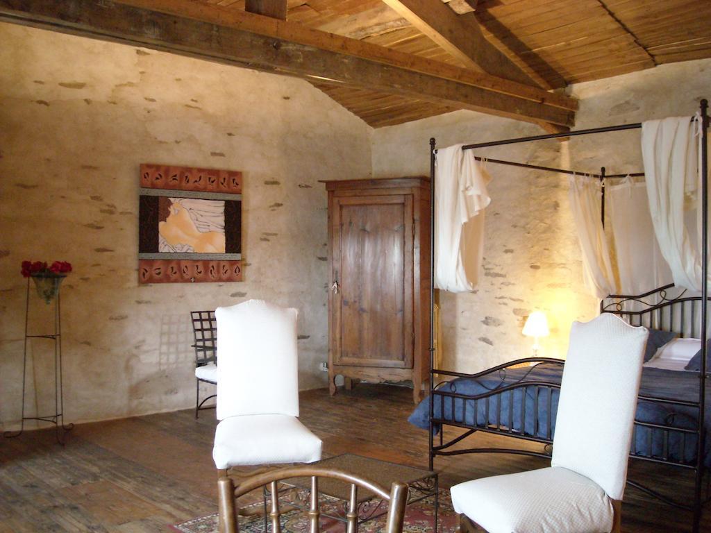 拉图尔德劳狄斯住宿加早餐旅馆 Breuil-Barret 客房 照片